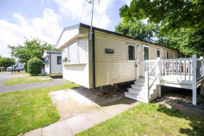 Caravan With Decking At Highfield Grange In Essex Ref 26452Ba